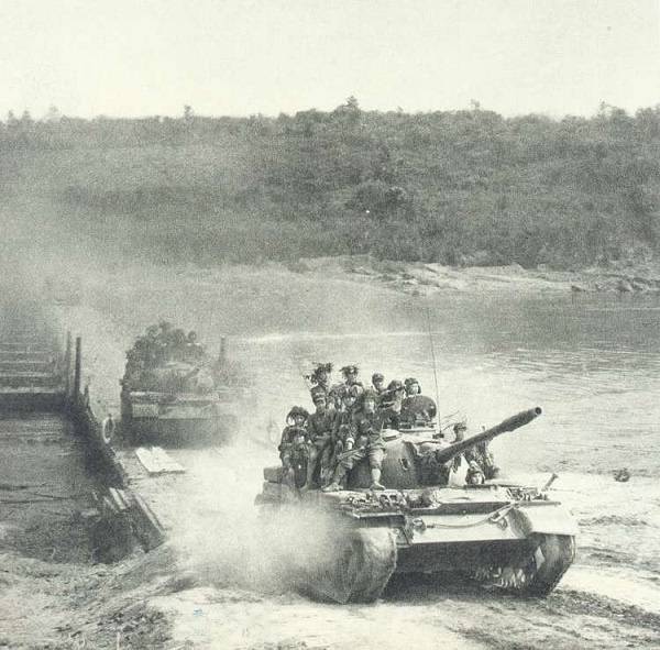 对越反击战打响，英雄部队进入战斗，然而交接