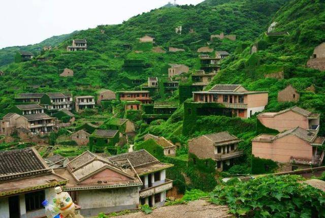 原创我国又一空村,遍地别墅却被绿植包围,画面浪漫又恐怖!