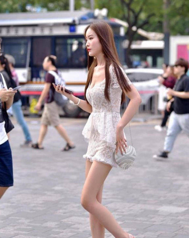 街拍,美女选择了吊带长裙,白色的款式自带清凉感
