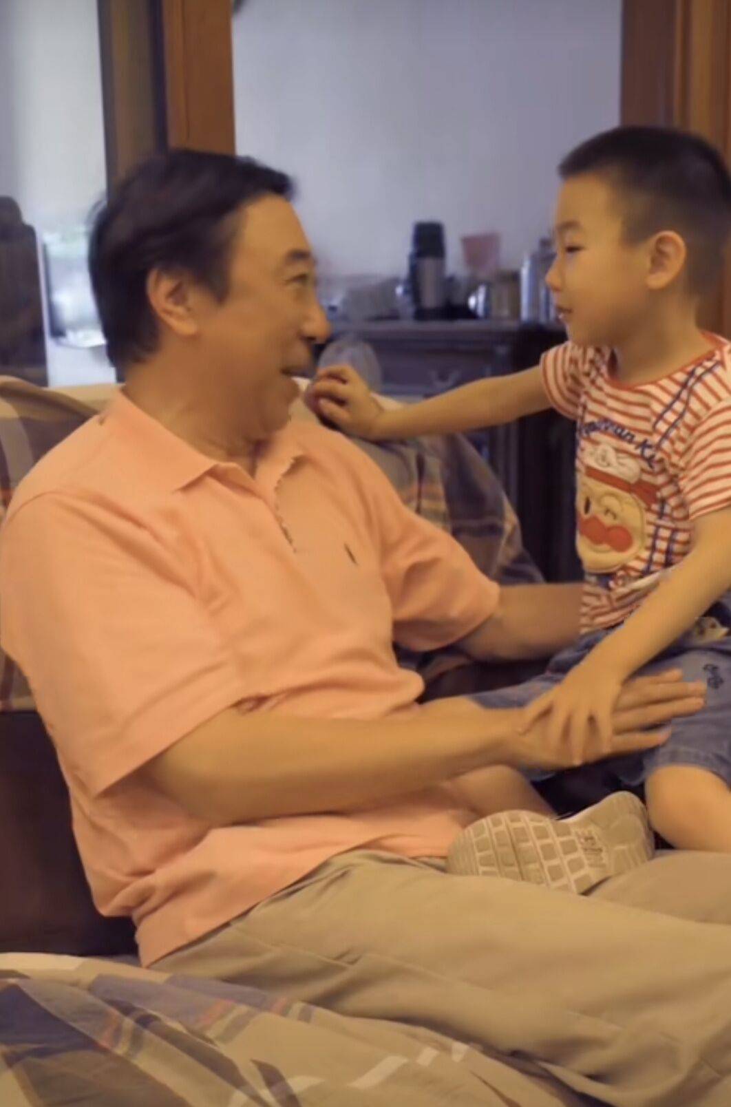 62岁冯巩被老婆嫌弃许久，结婚纪念日老婆却抱怨