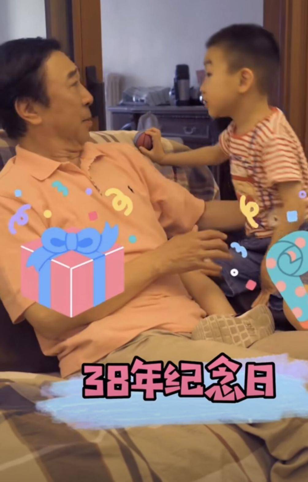 62岁冯巩被老婆嫌弃许久，结婚纪念日老婆却抱怨