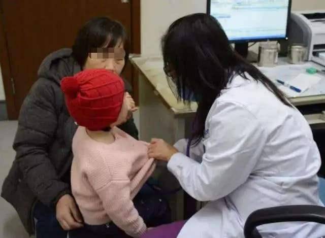 小宝宝|奶奶急中生智救了孩子，医生：有文化的老人5岁孙女吞下干燥剂