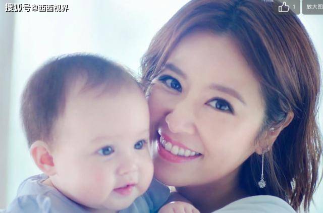 原创林心如当妈显严厉,霍建华老婆出门不抱女儿,小海豚被牵着显懒散