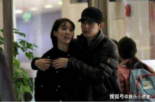 原创邓伦看李佳琦涂口红，现场画面曝光，邓伦震惊脸上线！