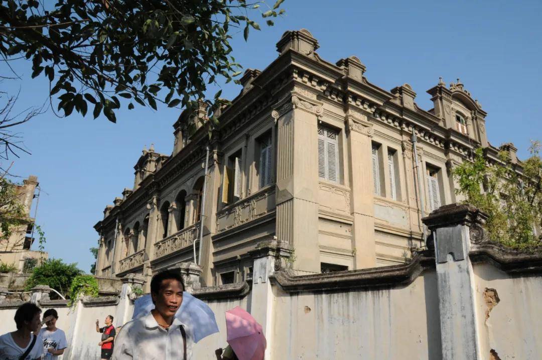 回国后,立志兴业报国的黄奕住选择定居鼓浪屿.