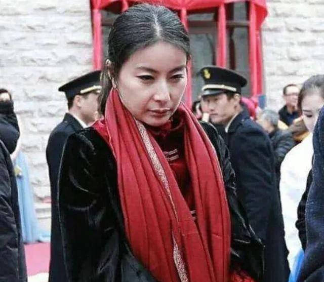 原创“跳水皇后”郭晶晶嫁入豪门后，儿子穿200元的鞋子，网友：看到近况真心酸