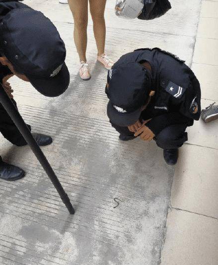 睡觉梦见蛇转进衣服爬在肩上左右看我是什么回事？