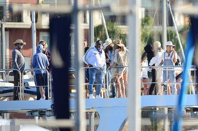 莱昂纳多在豪华游艇上为小女友庆生，两人造型