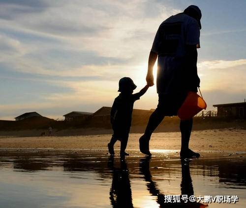 父亲是我们的精神支柱 32d5c0ce07db47a8b5c1e0d1f1e214b5.jpeg