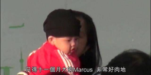 原创张柏芝陪爸爸吃饭，父女同框颜值差距大，三胎儿子倒是有点随外公