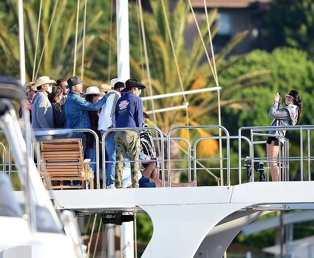 莱昂纳多在豪华游艇上为小女友庆生，两人造型