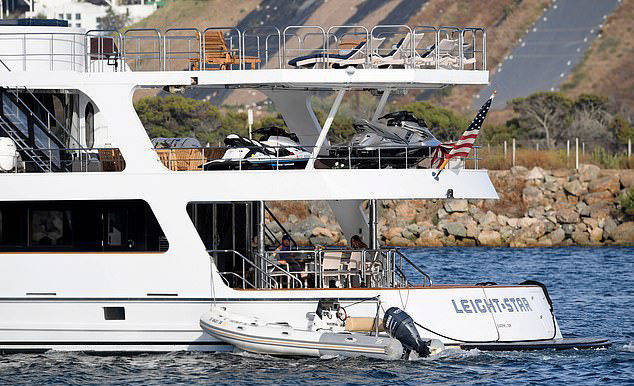 莱昂纳多在豪华游艇上为小女友庆生，两人造型