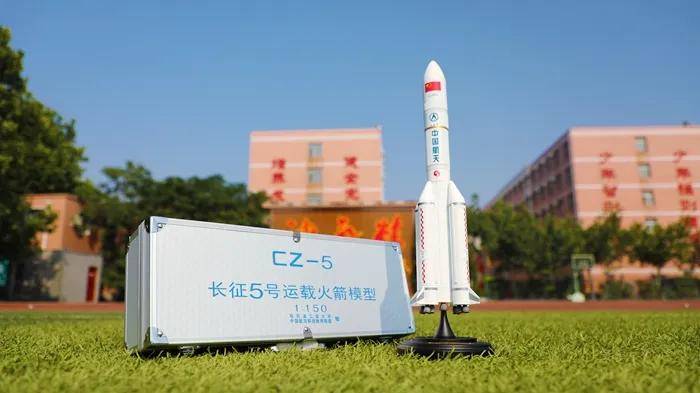 哈尔滨工业大学向衡水二中赠送长征5号火箭模型