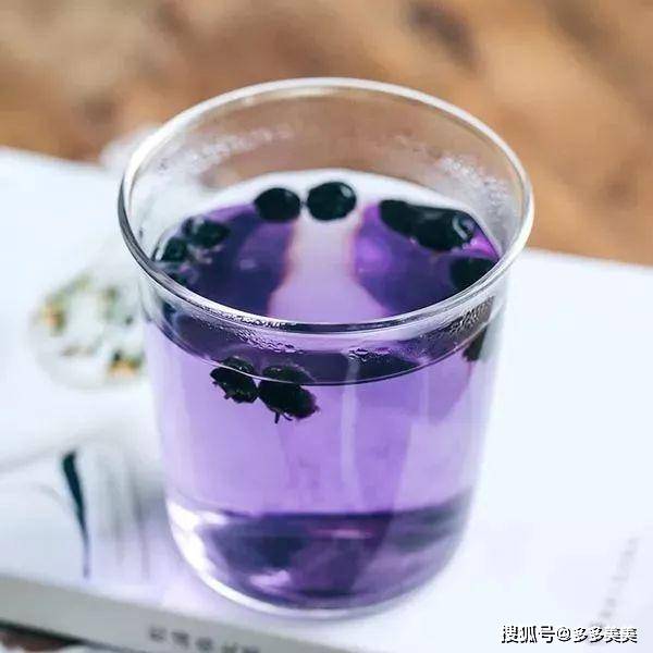 黑枸杞泡水喝(1)用冷水或温水(温度过高会破坏黑枸杞中的花青素,建议