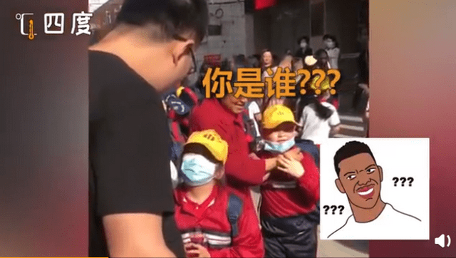萌娃商场认错妈抱着不松手，还当着亲妈的面亲了这位“妈妈”！结局萌化