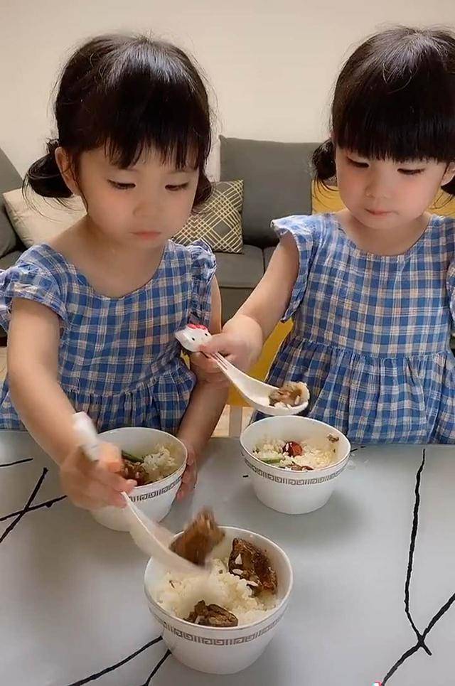 妈妈考验双胞胎女儿孝心，被俩女儿暖到，网友笑称：都是来报恩的