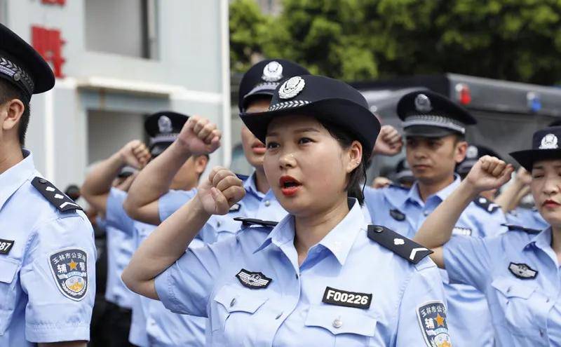 辅警薪酬待遇大幅提升!80名优秀辅警被授衔