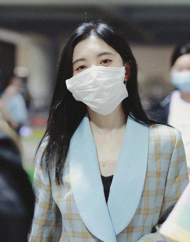 四千年美女鞠婧祎再上热搜，被质疑为显脸小，