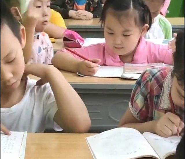 小男孩给女同桌辅导作业，贴心举动笑翻老师，网友：总感觉他是在撒狗粮