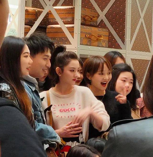 路人电梯偶遇宋祖儿，超近镜头下抓拍，一眼看