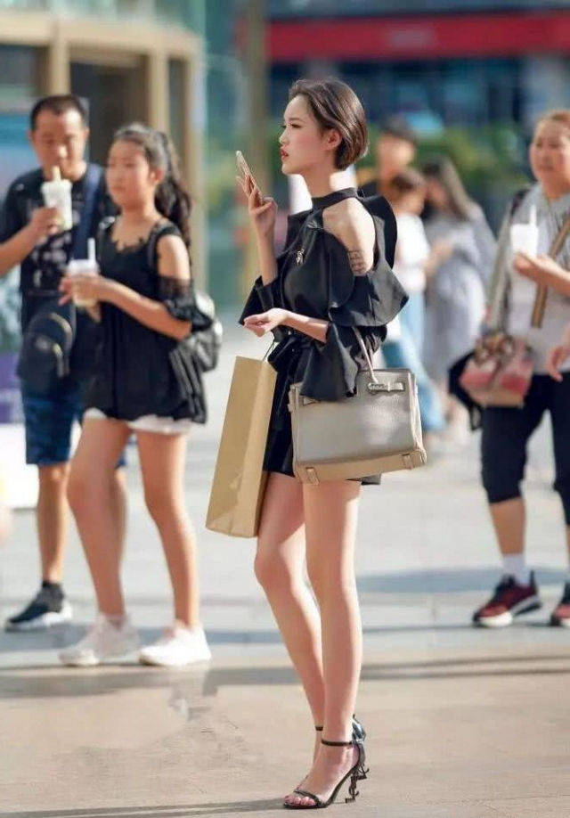 原创街拍,小姐姐选择了一条灰色格纹半身短裙,非常优雅