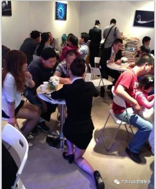 车展间隙吃饭的美女销售顾问,真香啊