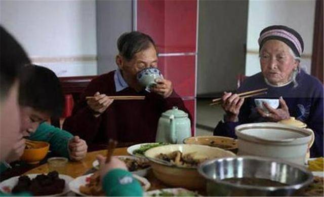 原创姥爷逗外孙：“老来我家蹭饭不害臊”，孩子的一番话戳中老人痛处
