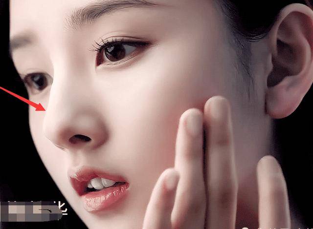 路人电梯偶遇宋祖儿，超近镜头下抓拍，一眼看