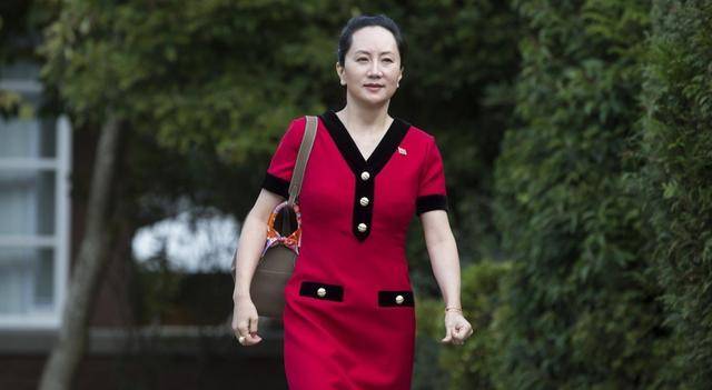 孟晚舟国外生活不孤独，一身红装和老公散步，轻松张庭让人放心了