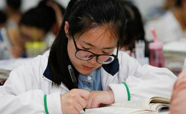 高中学生做作业到晚上十一点才休息,早上五点半又起床