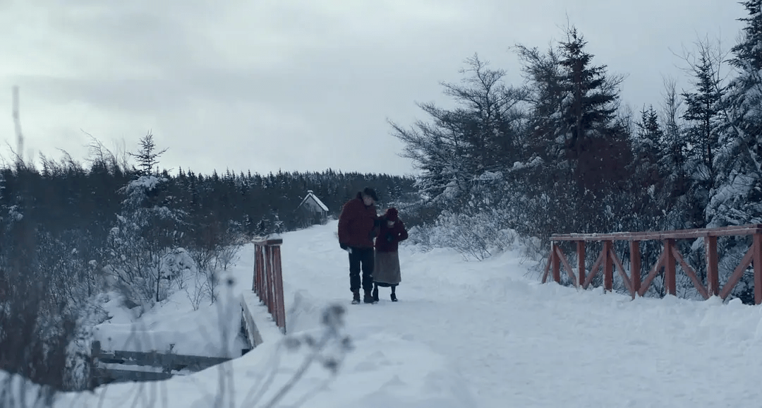 电影《莫娣》截图 冬天,挽着手走在雪地里.