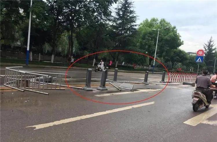 何某军|结果...跑脱是马老壳!达州男子撞坏护栏后驾车就跑
