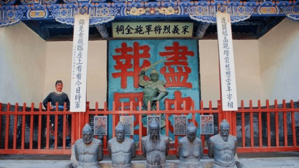 原创秦桧后人祭拜岳飞,看到跪在一旁的先祖,说了这样一句话