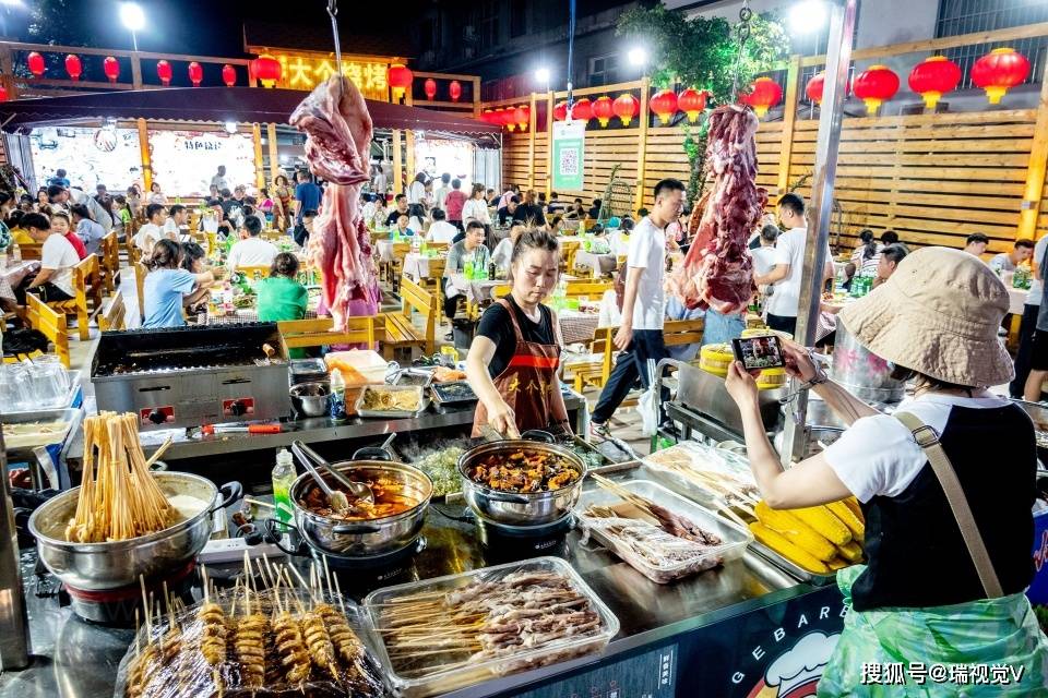 美食|美食夜市主人使出一招，让食客吃得放心了如何吃到真羊肉烤的串