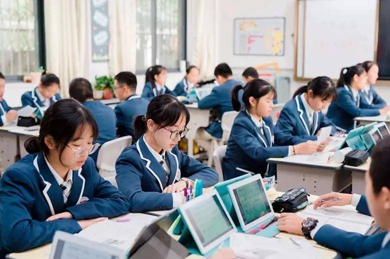 成绩提升快,综合素养高,建业外国语中学给你更好的未来!