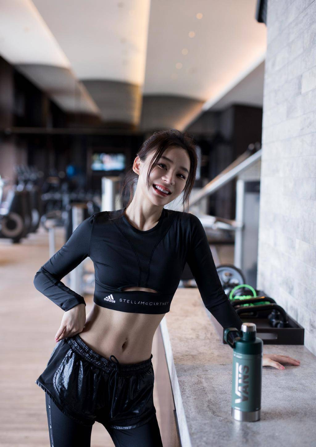 原创袁姗姗大胆,穿破裤子露肚脐,配黑色裹胸腰不能再细了