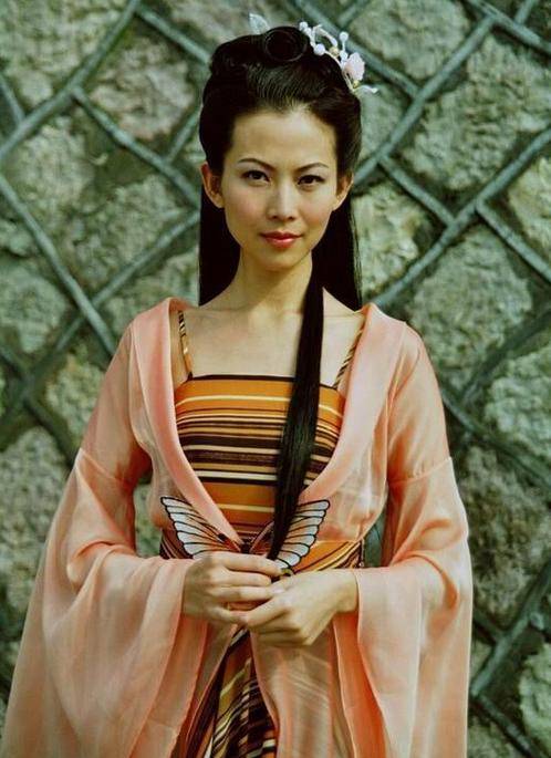 《大话西游》中,蔡少芬饰演大名鼎鼎的铁扇公主,不仅要和周星驰同台飙