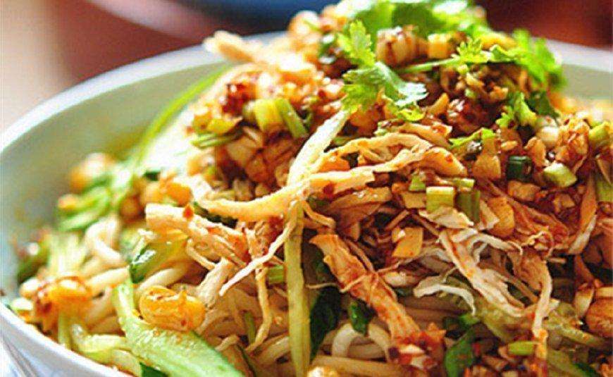 【麻辣鸡丝拌面 主料 鸡胸脯肉:一块 辅料 油:适量;盐:适量;姜片