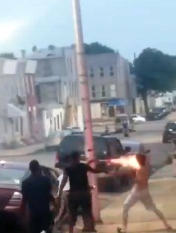 美国无辜路人被6名男子拿烟花袭击,还有人瞄准