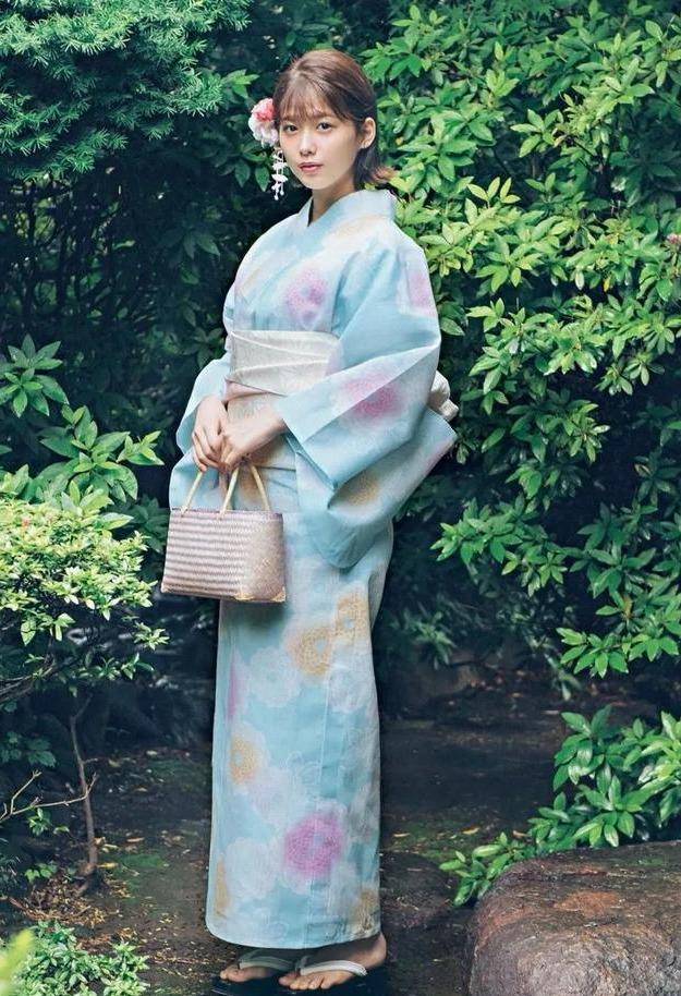 最后来一波日本女星美美的和服照,感受一下樱花国传统服饰的魅力.