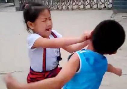 贵阳一外卖小哥被当街暴打，打人者很嚣张，原