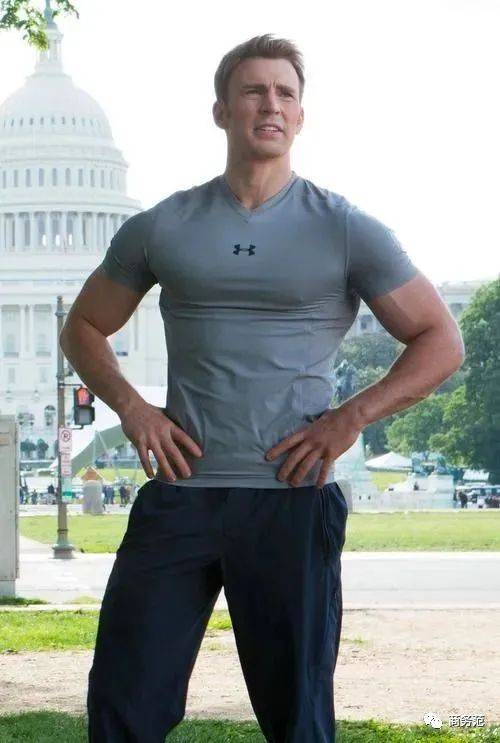 美队克里斯·埃文斯也在《美国队长2》里穿了安德玛,大秀肌肉.