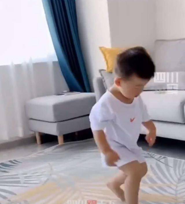 不服来战!22个月宝宝穿尿不湿跳街舞,动作熟练彰显“高手”风范 不服来战!22个月宝宝穿尿不湿跳街舞,动作熟练彰显“高手”风范