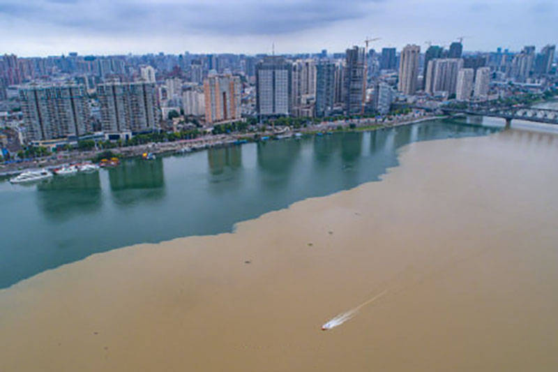 湖北襄阳:雨后汉江泾渭分明也是一道景观!