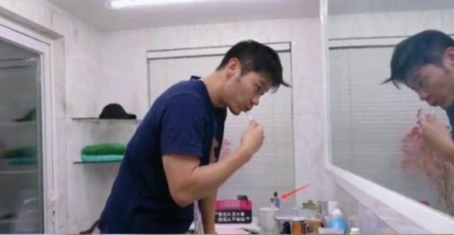 41岁李晨被猜有新欢！浴室内放两支牙刷，粉色系