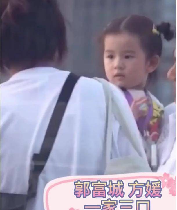 原创高圆圆女儿正面照曝光，葡萄眼睛又大又圆，完全继承妈妈高颜值