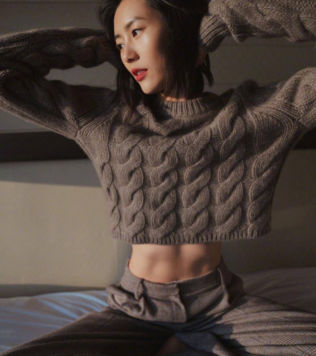 原创刘雯不愧是"国模第一",穿花呢外套配直筒裤,美得知性大气