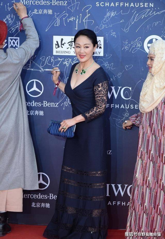 57岁王姬穿蕾丝红裙与女儿同台,依然风韵犹存,长发造型更显气质