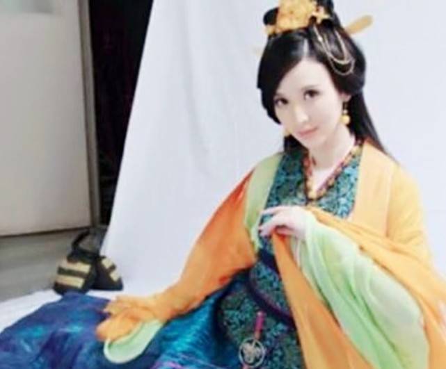 金莎则饰演易川的初恋情人,吕家二小姐,吕雉的妹妹吕素,为救易川而死.