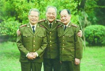 黎氏三兄弟(从左至右黎磊石,黎鳌,黎介寿)(来源:经济日报)